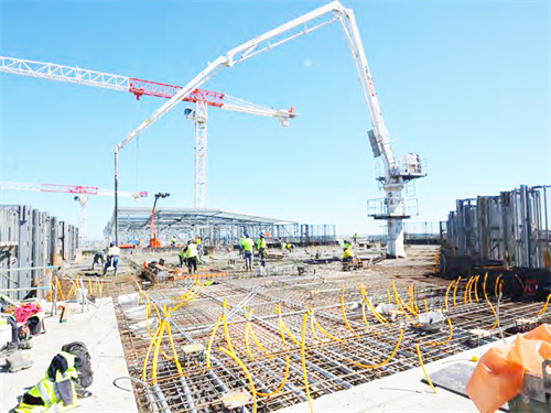 建筑工程必備機(jī)械，混凝土布料機(jī)。